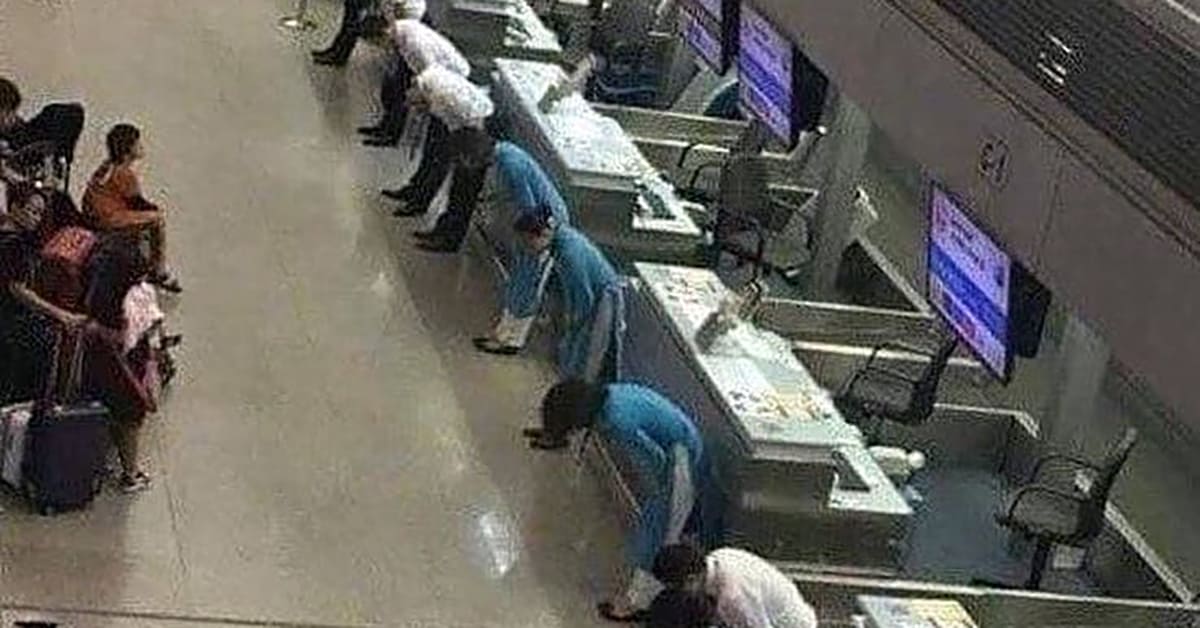 Fotoğrafın Japonya'da uçak gecikince yolculardan özür dileyen çalışanları gösterdiği iddiası