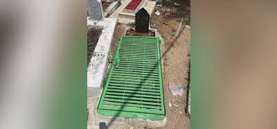 Fotoğrafın Pakistan’da nekrofiliye karşı mezarlara kilit konulduğunu gösterdiği iddiası