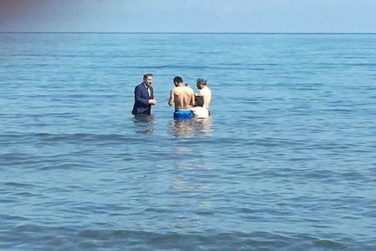Saadet Partisi milletvekili adayı seçmenleri ikna etmek için denize mi girdi?
