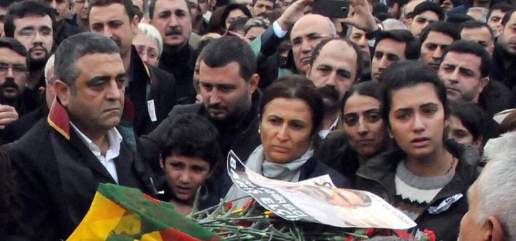 Fotoğrafın Sezgin Tanrıkulu'nun PKK’lı cenazesine katıldığını gösterdiği iddiası