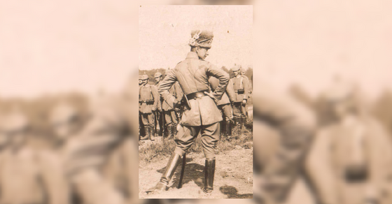 Fotoğrafta arkası dönük eli belindeki askerin İsmet İnönü olduğu iddiası