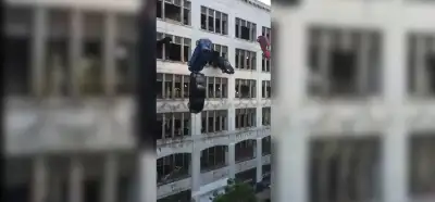 Otoparktan atılan arabaları gösteren video Fransa'daki protestolardan mı?