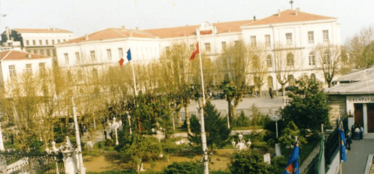 Fotoğrafın Galatasaray Lisesi'nde Fransız bayrağı asılı olduğunu gösterdiği iddiası