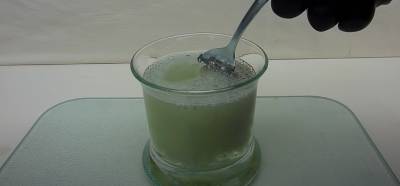 Galyum elementinin kaşığı toz ederken insan eline zarar vermediği iddiası