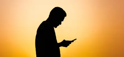 Gençlerin internetteki komplo teorilerine inanma olasılığı yetişkinlere kıyasla daha yüksek