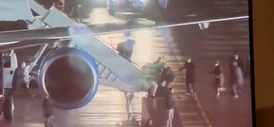Videoda uçaktan inerken düşen kişinin Joe Biden olduğu iddiası