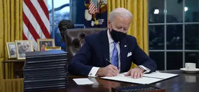 Fotoğraf sağlak olan Biden’ın sol eliyle yazdığını mı gösteriyor?