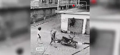 Silahlı kişilerden kurtulmaya çalışan erkeği gösteren video gerçek mi?