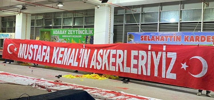 Fotoğrafın 25 Eylül 2022’de Diyarbakır’da stadyuma alınmayan 'Mustafa Kemal’in Askerleriyiz' pankartını gösterdiği iddiası