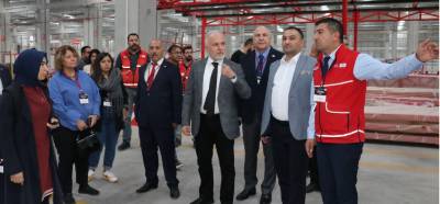 Fotoğrafın deprem sonrası Kızılay başkanının fabrika ziyaretini gösterdiği iddiası