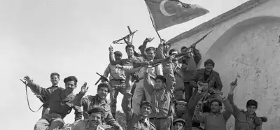 Fotoğrafın Kıbrıs’ta Türk bayrağıyla poz veren Rum birlikleri gösterdiği iddiası