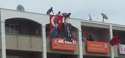 AK Parti binasına Türk bayrağı asılan videonun güncel olduğu iddiası