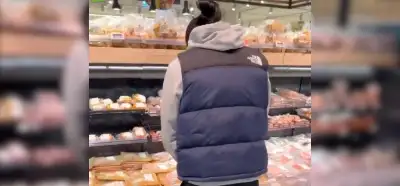 Videodaki kişi domuz eti reyonuna gerçekten idrarını yapıyor mu?