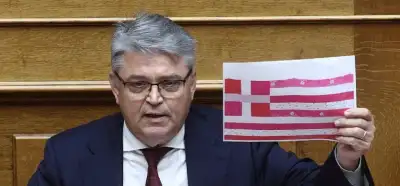 Videodaki Yunan vekil, bayraklarının kırmızı beyaz olması gerektiğini mi savunuyor?