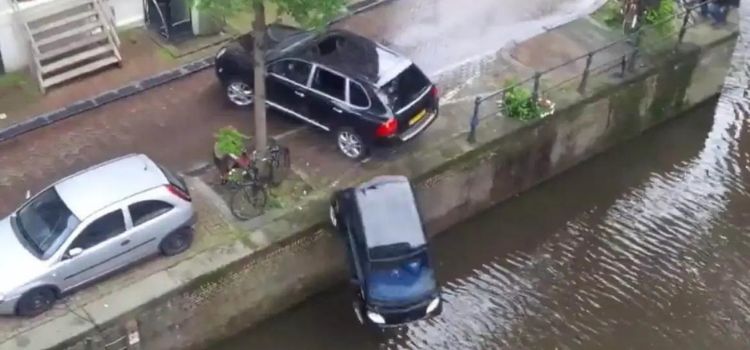 Amsterdam'da kanala uçan arabayı gösteren videonun gerçek olduğu iddiası