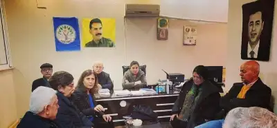 Görselin CHP’li Tekin’in Öcalan fotoğrafı altında poz verdiğini gösterdiği iddiası