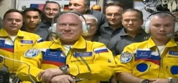 Rus kozmonotların Ukrayna’ya destek için sarı giysiler giydiği iddiası