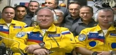 Rus kozmonotların Ukrayna’ya destek için sarı giysiler giydiği iddiası