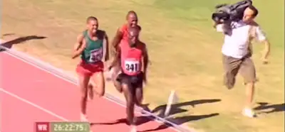 İnternet efsanesi: Yarışta atletleri geçen kameraman videosu gerçek mi?