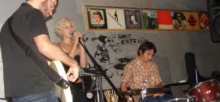 Fotoğrafın Lana Del Rey'i Britanya’da Ahmet Ertegün'ün barında şarkı söylerken gösterdiği iddiası