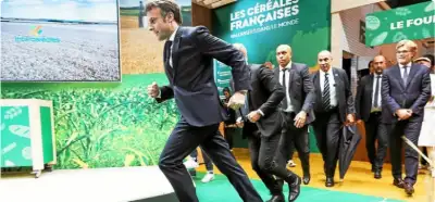 Foto Fransa prezidenti Makronun fermerlərdən qaçdığını göstərir?