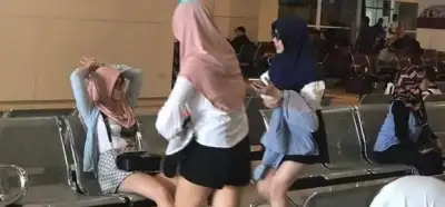 Başörtülü ve mini etekli kadın görüntülerinin Türkiye’de kaydedildiği iddiası