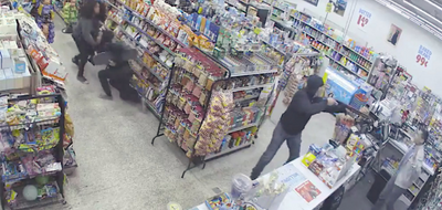 Kaykaylı hırsızların markete giren silahlı hırsızı etkisiz hale getirdiği iddiası
