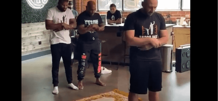 Videonun Mike Tyson’ın İslamofobik bir kafede namaz kıldığını gösterdiği iddiası