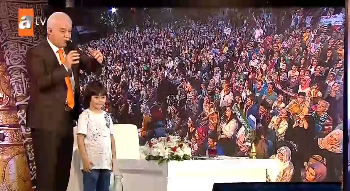 Nihat Hatipoğlu'nun programında sahneye çıkan çocuğun küfrettiği iddiası