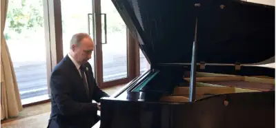 Vladimir Putinin royalda Azərbaycan himnini ifa etməsi iddiası