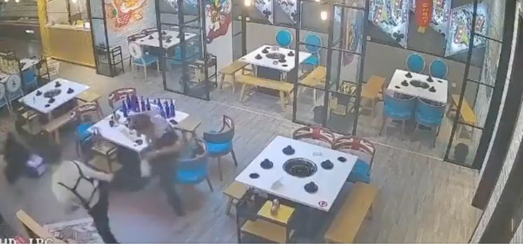 Restoranda kendisine saldıranları döven kadın garson videosunun gerçek olduğu iddiası