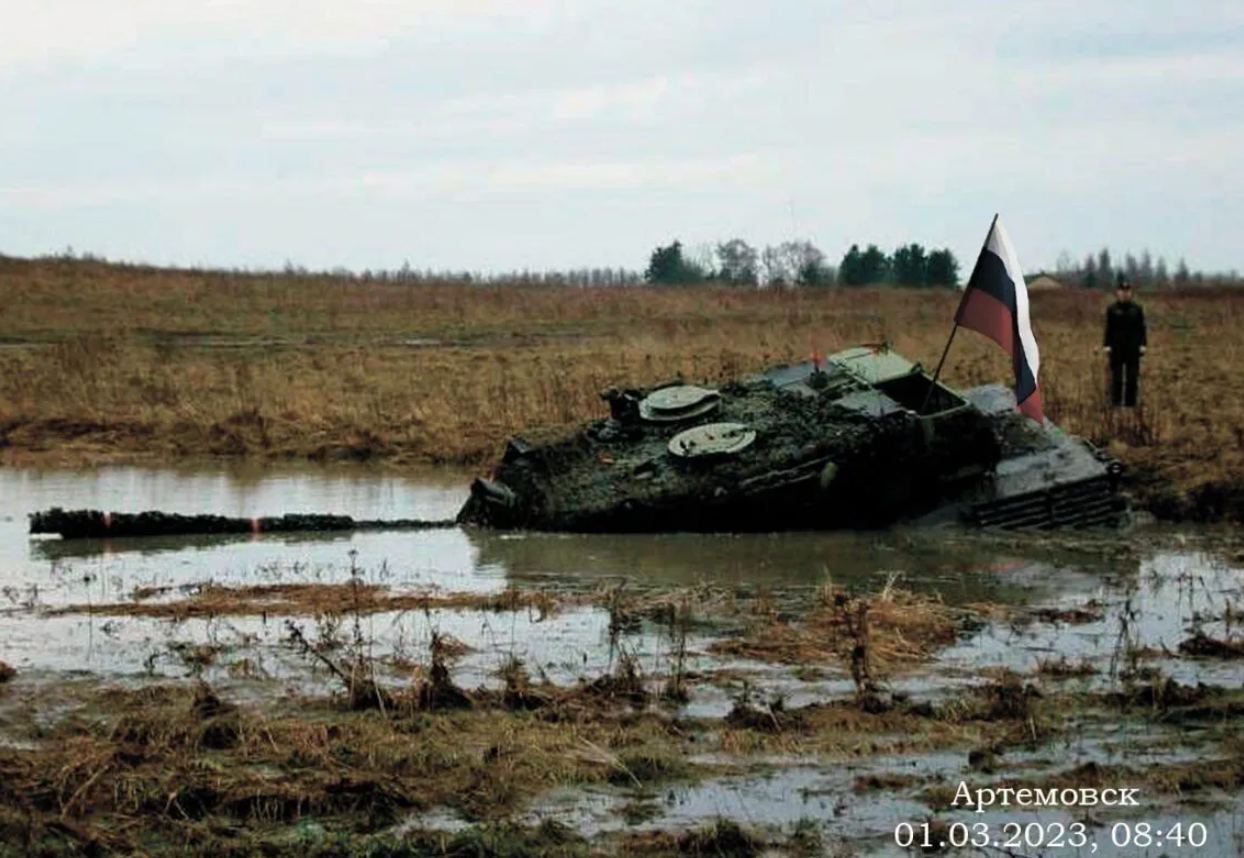 Абрамс застрял в грязи. Танк преодолевает водную преграду. Брошенный танк. Утопили танк в грязи. Танк абрамс в грязи.