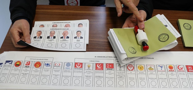Saat 17’de seçmen sırasında bulunanların oy kullanabileceği iddiası