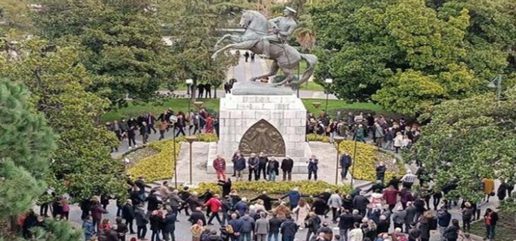 Samsun'da anıta saldıranın CHP İl Başkan Yardımcısı Devrim Çağrı olduğu iddiası
