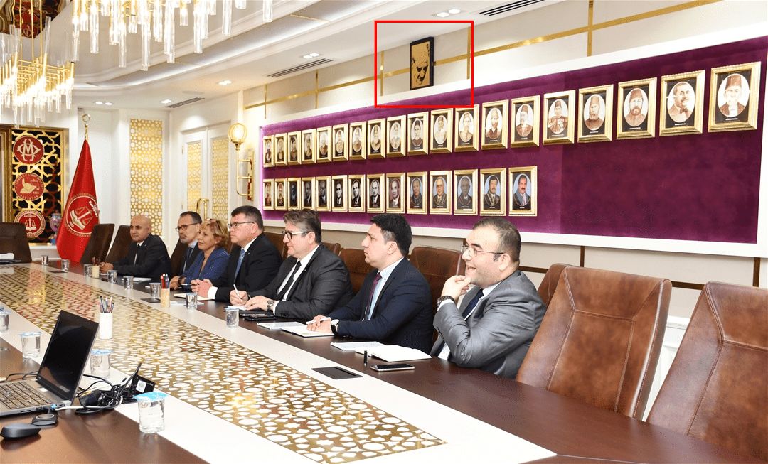 sayistay ataturk portresi min turkiy hesablama mhkmsinin iclas otaginda sultan bdulzizin tsvirinin asildigi iddiasi