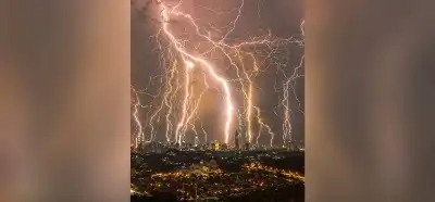 Fotoğrafın aynı anda düşen 32 şimşeği gösterdiği iddiası