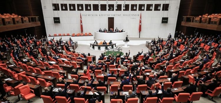 Milletvekillerine 20 bin TL bayram ikramiyesi veren kanun teklifinin kabul edildiği iddiası