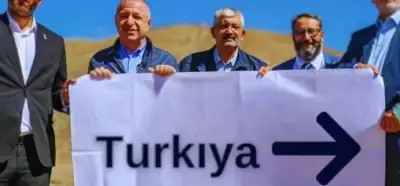 Fotoğrafın Özdağ'ın İran sınırına Irak'a yönlendiren tabela koyduğunu gösterdiği iddiası