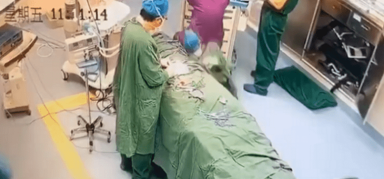 Videonun koronavirüs nedeniyle yere yığılan bir doktoru gösterdiği iddiası